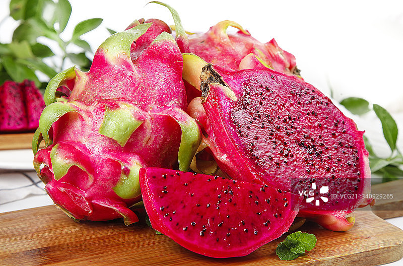 木底上放着红心火龙果图片素材