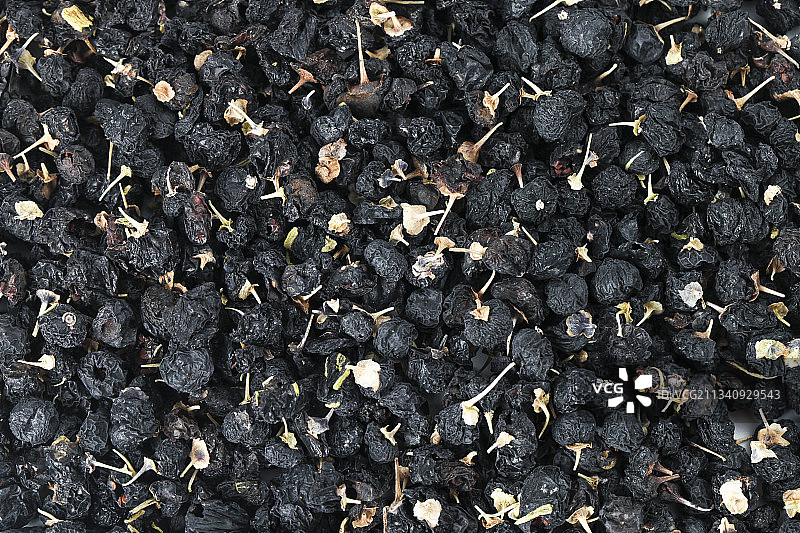 白底上摆放着黑枸杞图片素材