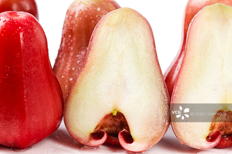 白底上摆放着新鲜莲雾图片素材