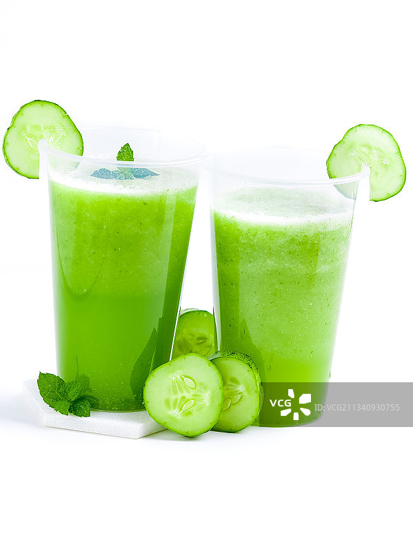杯子里装着黄瓜果汁图片素材