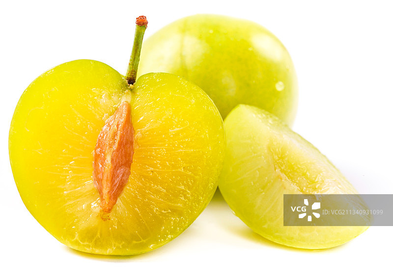 白底上摆放着黄金奈李图片素材