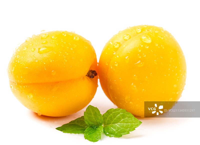 白底上摆放着麦黄杏图片素材