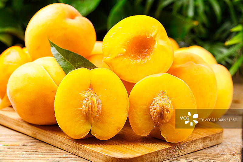 木底上摆放着黄桃图片素材