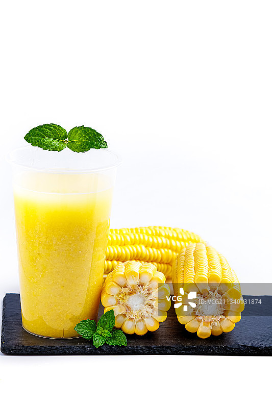 杯子里装着玉米果汁图片素材