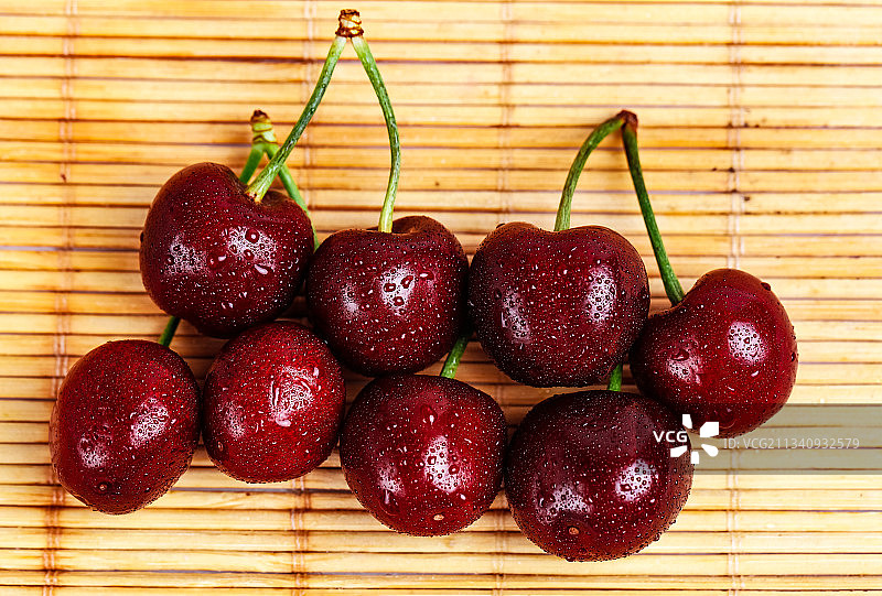 竹垫上摆放着车厘子图片素材