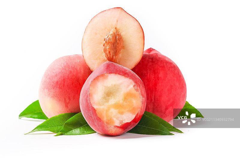 浅底上摆放着水蜜桃图片素材