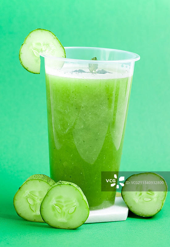 杯子里装着黄瓜果汁图片素材