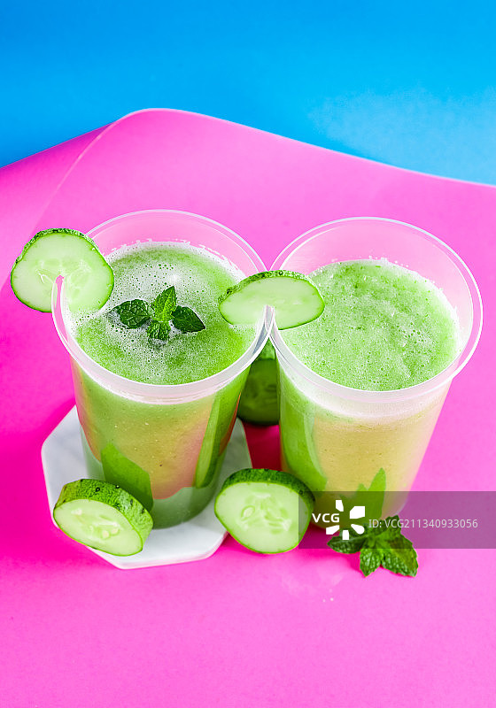 杯子里装着黄瓜果汁图片素材