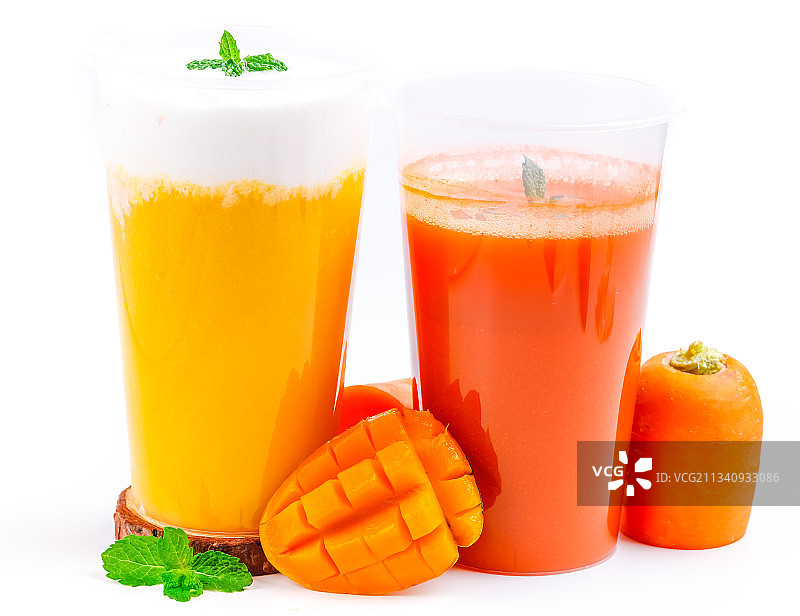 杯子里装着芒果果汁和胡萝卜果汁图片素材