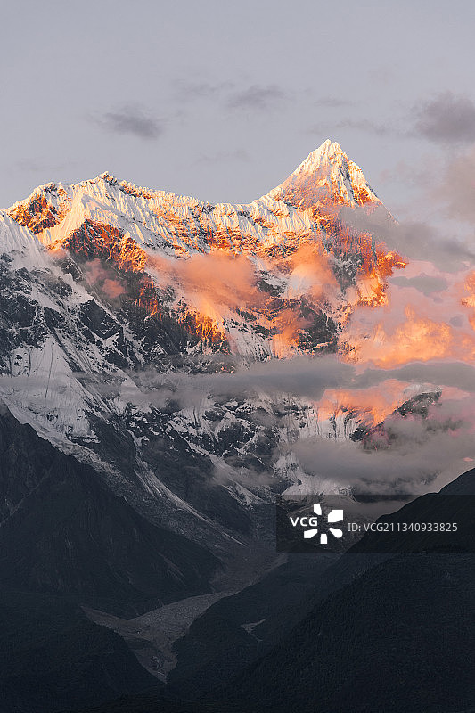 林芝｜南迦巴瓦峰日照金山。图片素材