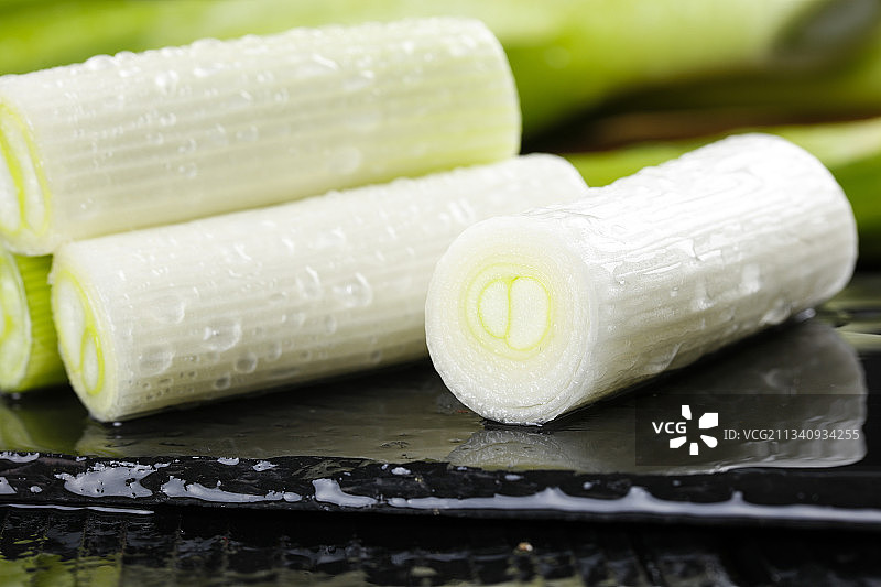 黑石板上的大葱图片素材