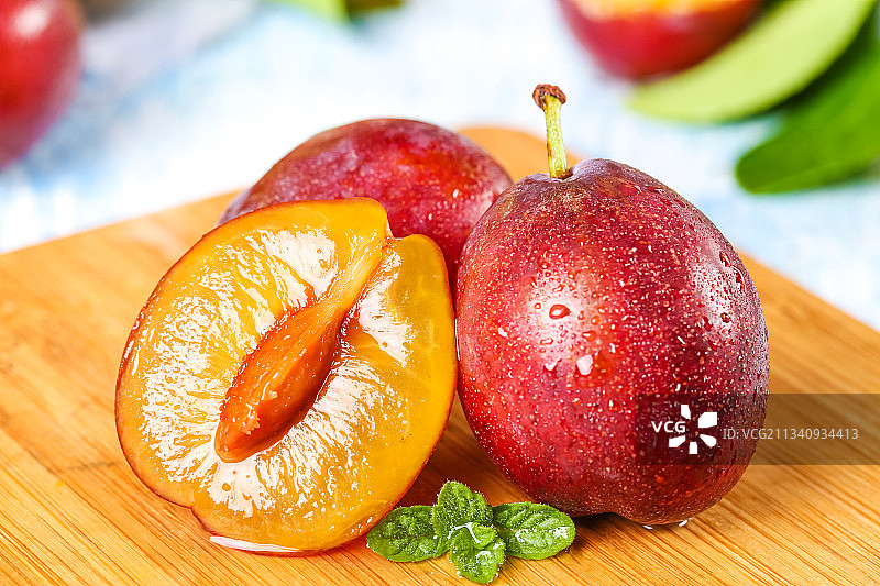 木底上的新鲜西梅图片素材