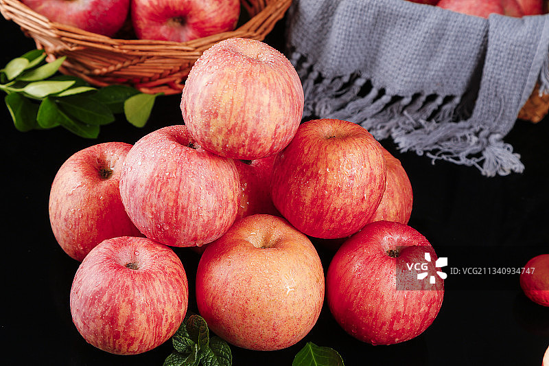 黑底上的烟台栖霞红富士苹果图片素材