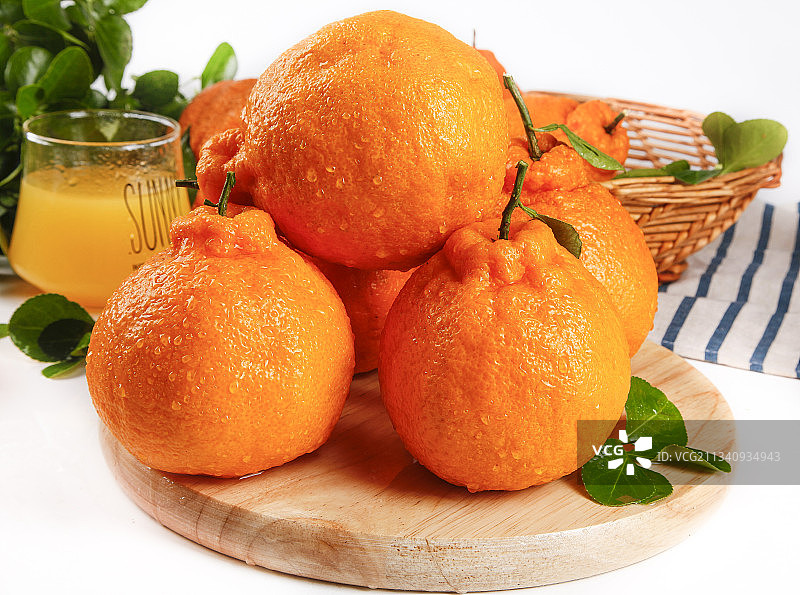 木板上放着新鲜不知火丑橘图片素材