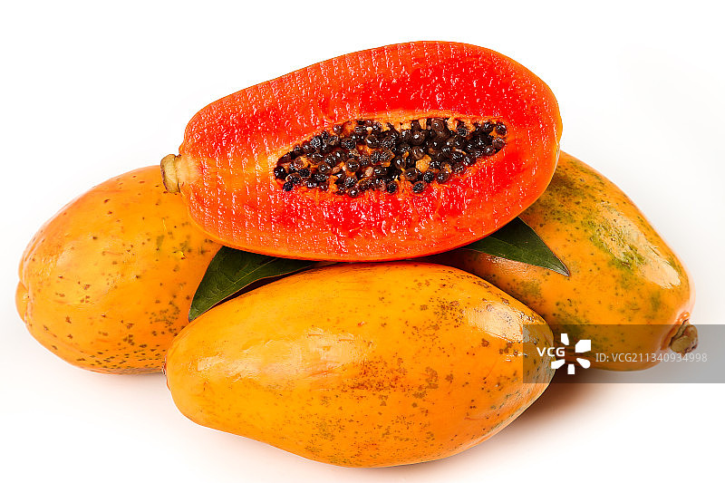 切开的红心木瓜放在白底上图片素材