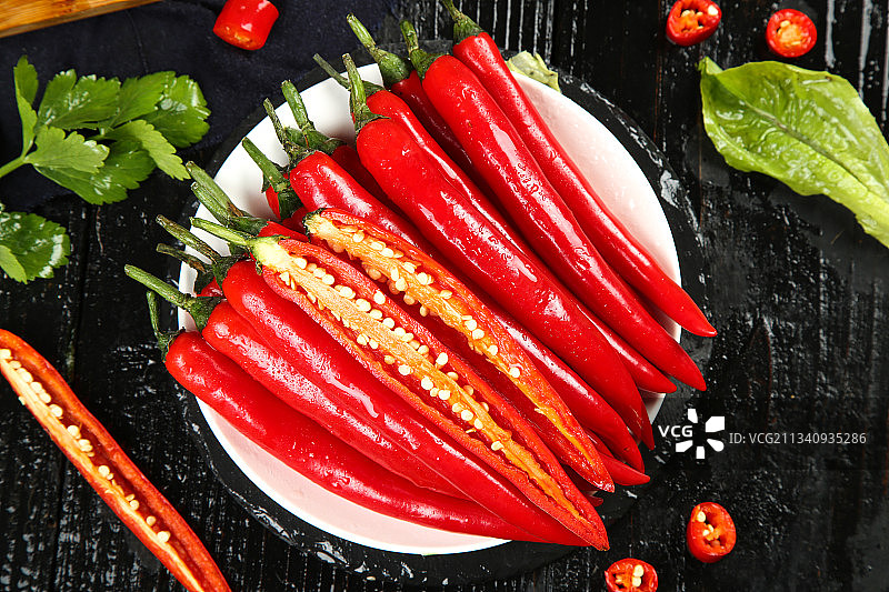 黑底上放着新鲜小米辣图片素材