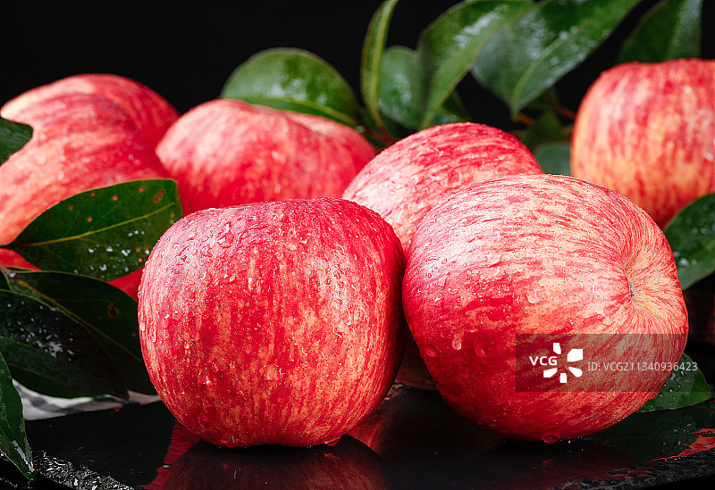 深底上的红富士苹果图片素材