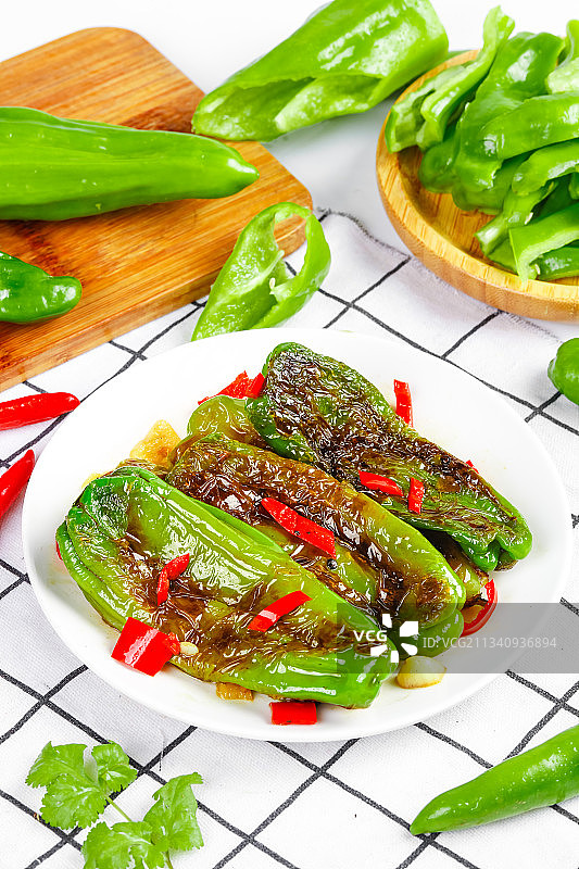 格上底上放着一盘农家青辣椒图片素材