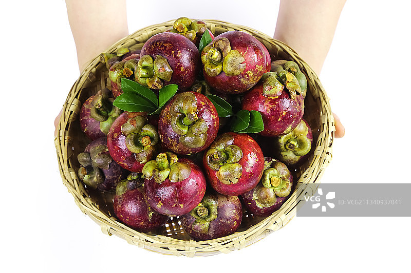 手拿一筐印尼进口山竹图片素材