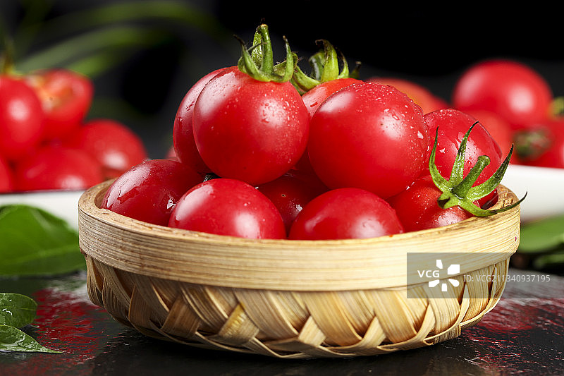 黑石板上放着一筐千禧圣女果图片素材