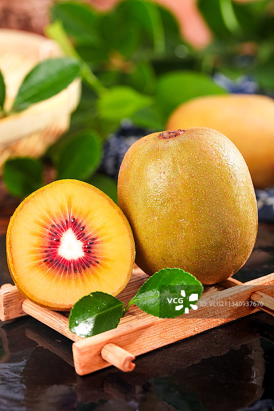 木板上放着放着切开的红心猕猴桃图片素材