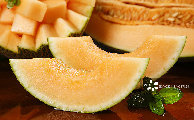 木板上放着切开的新疆西州蜜图片素材