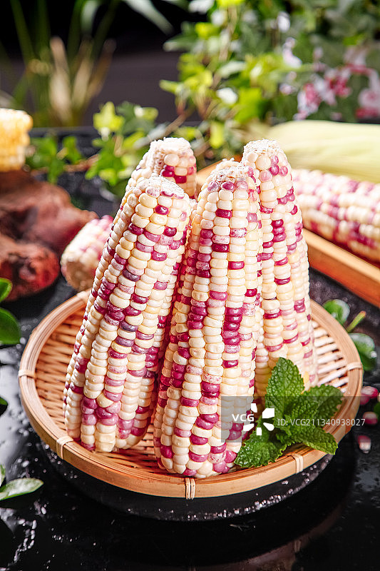 竹篮放着剥皮的花糯玉米图片素材