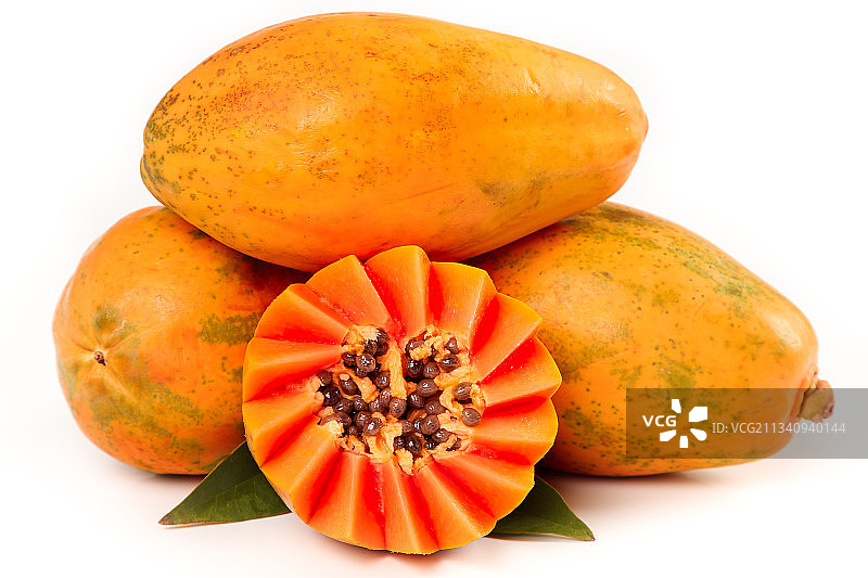 切开的红心木瓜放在白底上图片素材