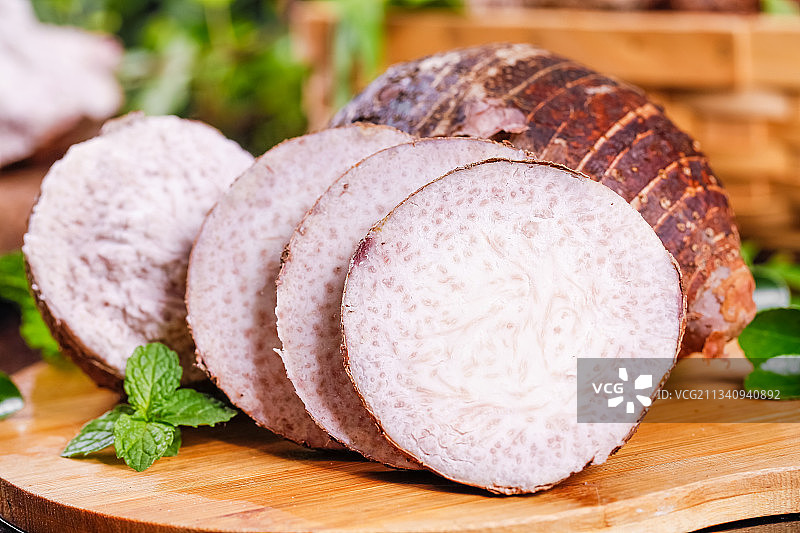 木板上放着切开的荔浦芋头图片素材