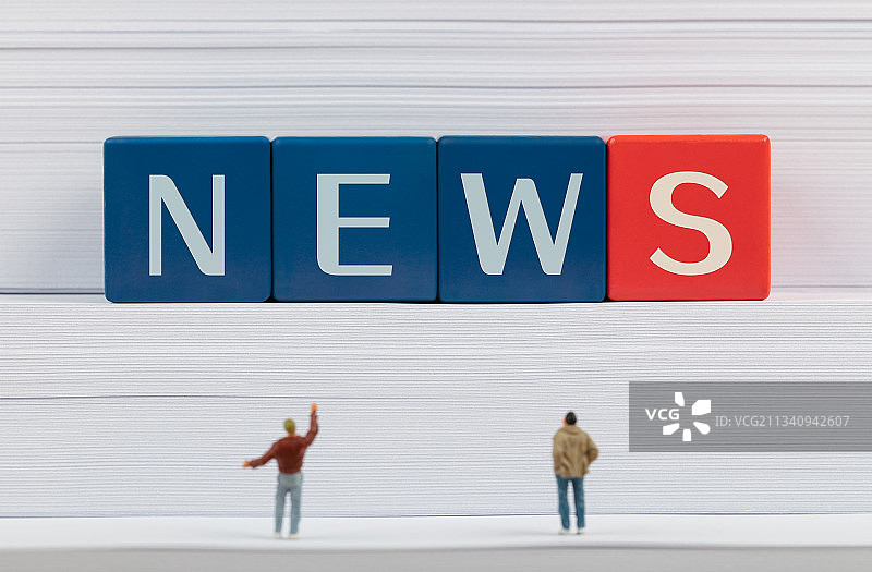 微缩创意纸上的积木纸媒news看新闻的人图片素材