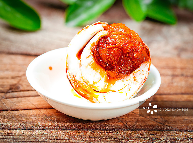 木底上的咸鸭蛋图片素材