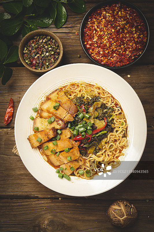 木底上放着一碗酸菜猪肉面图片素材