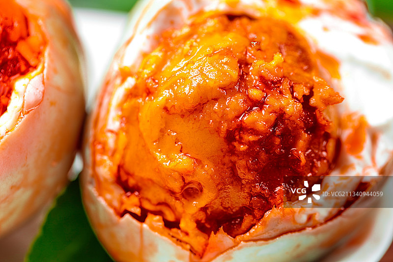 木底上放着黄心咸鸭蛋图片素材