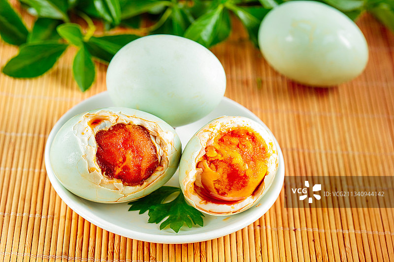 木底上放着高邮咸鸭蛋图片素材