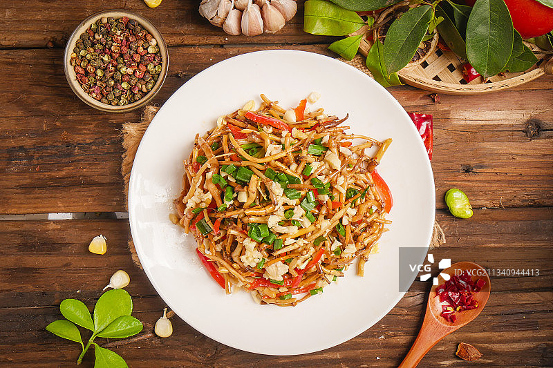 木底上放着一盘凉拌鱼腥草图片素材