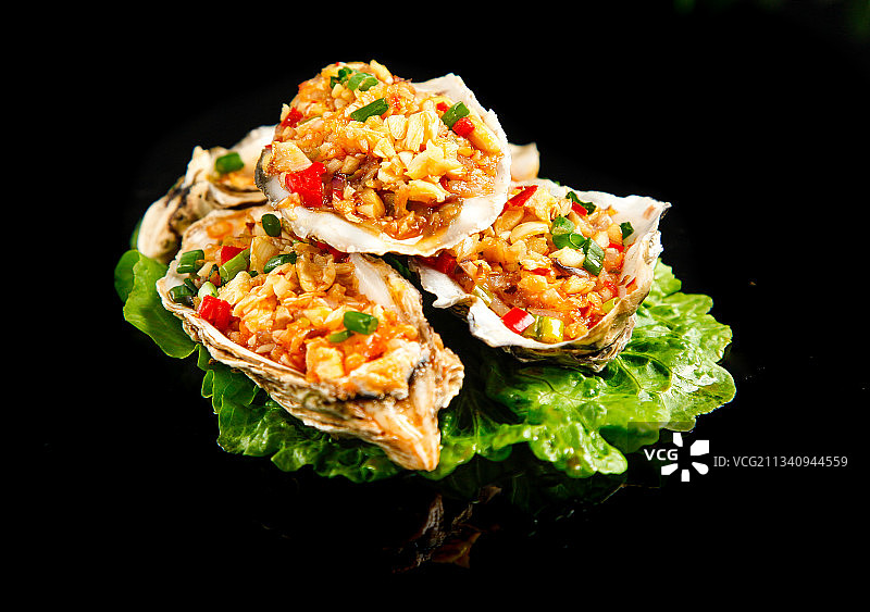 黑底上的蒜蓉生蚝图片素材