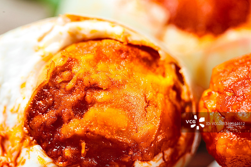 浅底上放着黄心咸鸭蛋图片素材