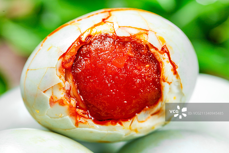 黄心流油咸鸭蛋放在木底上图片素材