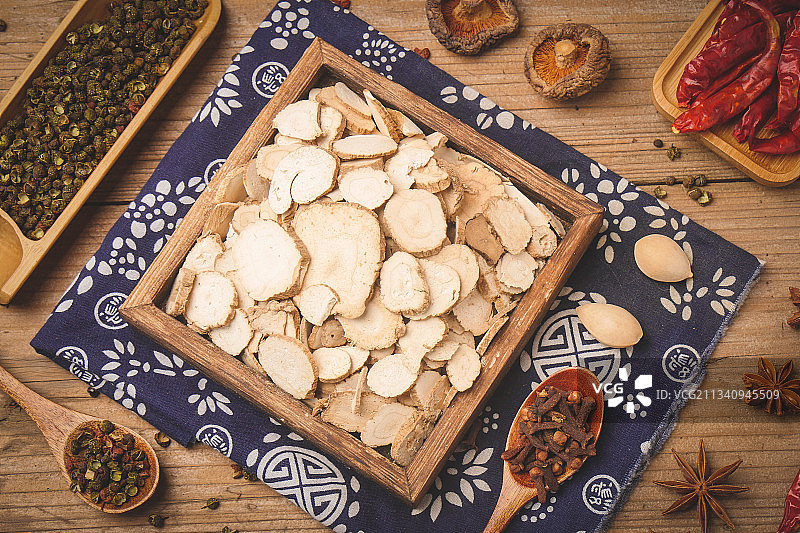 一盘白芷放在木底上图片素材