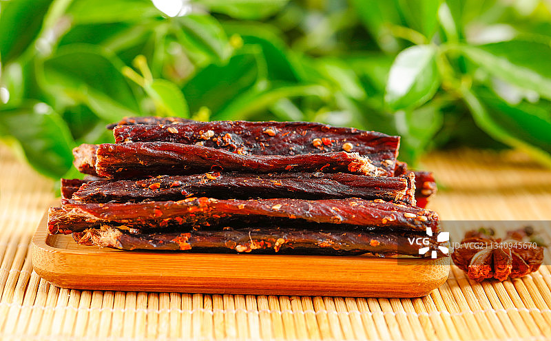 木底上放着内蒙古牛肉干图片素材