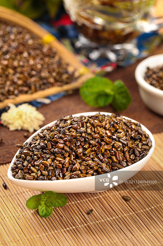 木底上放着一碟草决明图片素材