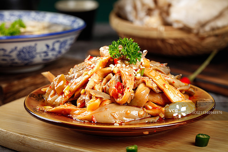 木板上放着一盘平菇炒肉图片素材