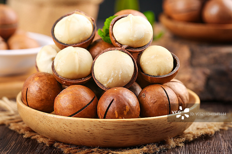 木底上放着一碟夏威夷果图片素材