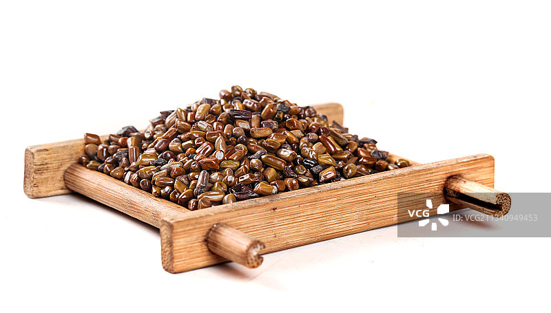 白底上放着一盘假绿豆图片素材