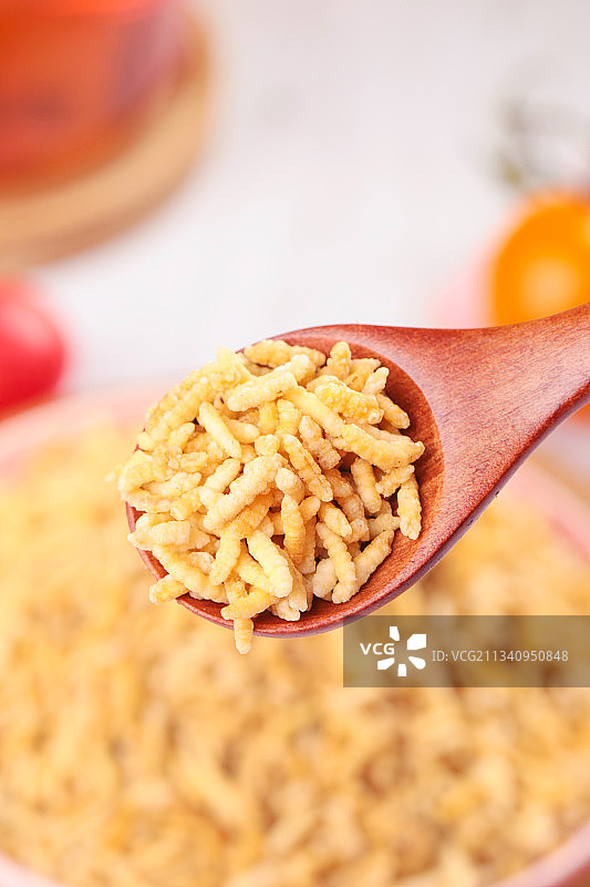 木板上放着手工炒米图片素材