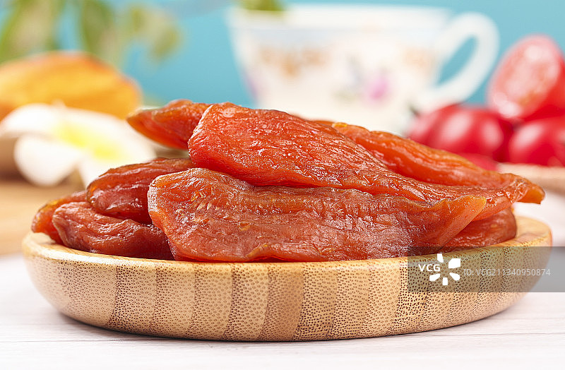 浅底上放着一盘自制手工红薯干图片素材