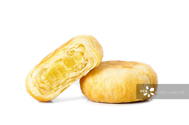 掰开的板栗馅饼放在白底上图片素材