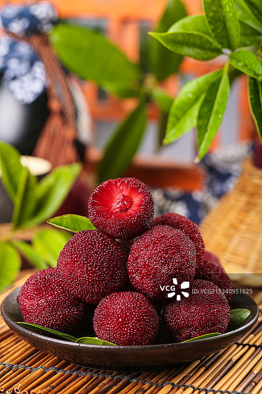 深底上放着余姚杨梅图片素材