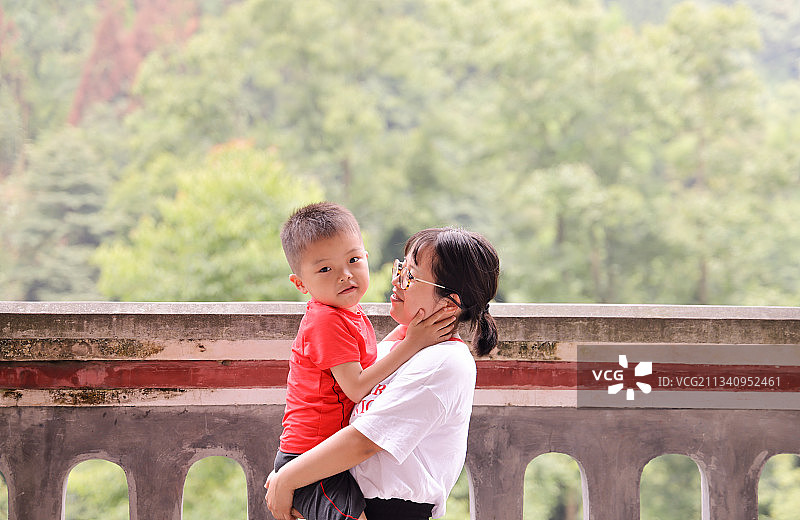 母亲拥抱着儿子图片素材