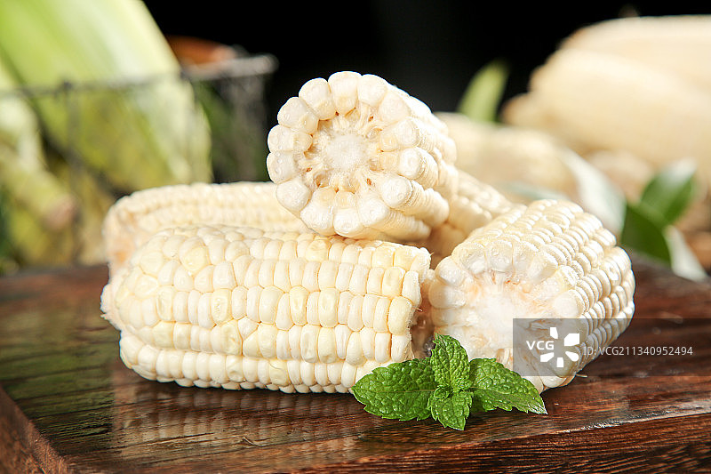 木板上放着冰糖牛奶玉米图片素材